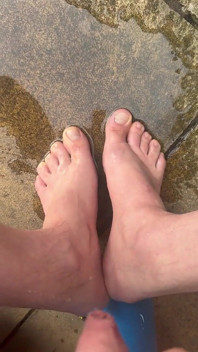 Aku kencing di kaki kecilku