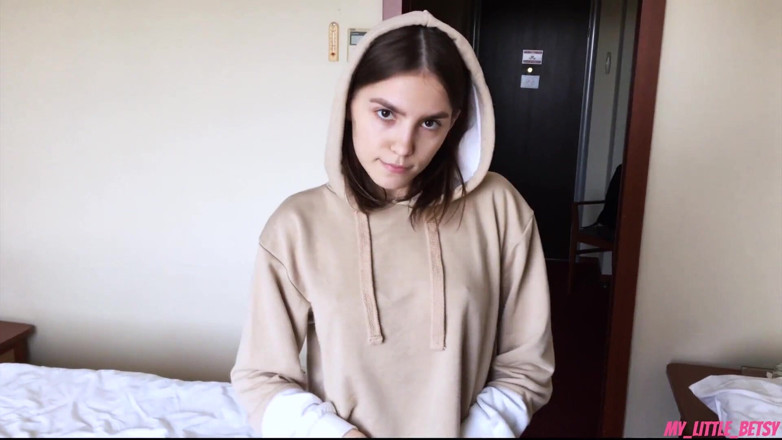 My Little Betsy: 友達の奥さんとセックスしてカメラで撮影 口腔中出し