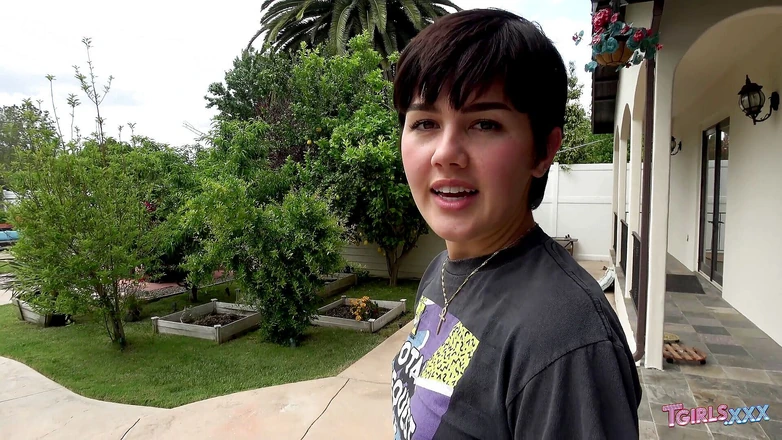 Tgirls.xxx: Daisy Taylor sucks a dick outdoors