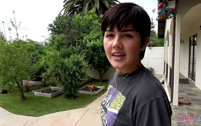 Tgirls.xxx: Daisy Taylor sucks a dick outdoors