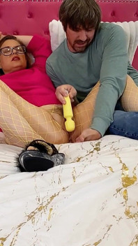 Шлюшку домогосподарку спіймали, дивлячись на porno mag, і її карають