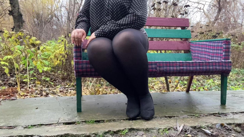 Elena: Verdorbene kurvige MILF masturbiert auf einer bank durch zerrissene strumpfhosen.