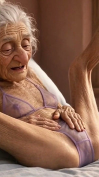 O femeie matură de 90 de ani are mai multe orgasme în pat cu o pizdă umedă
