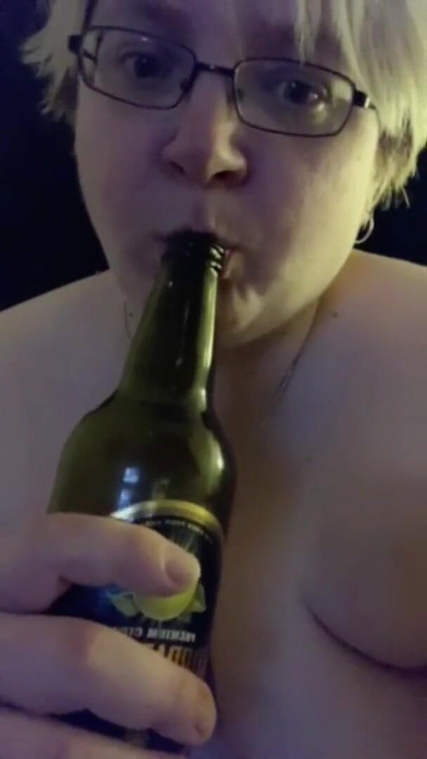 Real homemade BBW BBC porn: Bbwbootyful suger mina hårda bröstvårtor som slår min håriga feta...