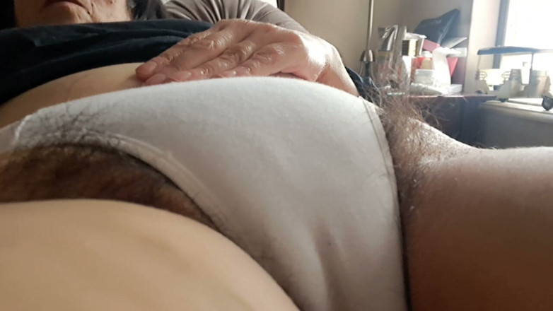 Mommy big hairy pussy: Pizdă păroasă a mamei vitrege