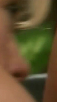 Cewek-cewek hot lesbian ini pakai strap-on di kantor dan memulai seks threesome