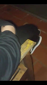 Můj nejlepší přítel spolkne celý můj penis na balkóně a souseda