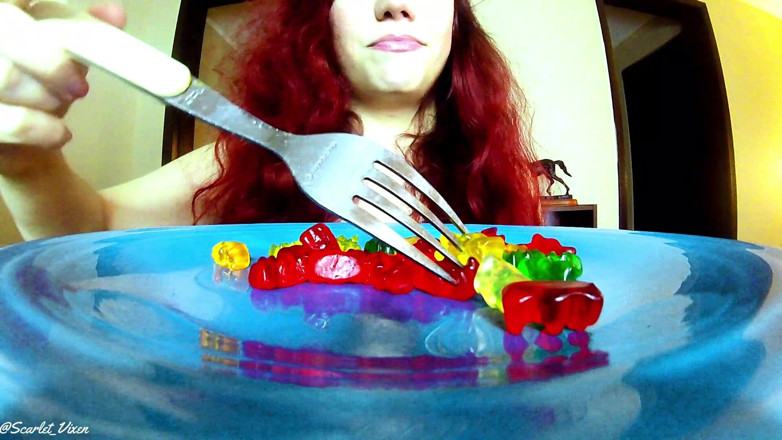 Scarlet Vixen: Obryně pohltí Gummy Men a tebe