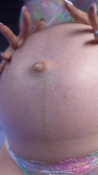 9 monate schwangerer bauch ist hungrig. Necken & hautnah