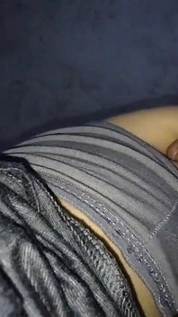 Je touche ma femme pendant qu’elle se reposait sur le lit