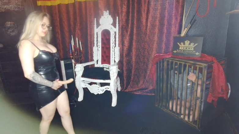 Queen_of_BDSM: 从笼子里出来...吸我的脚汗！