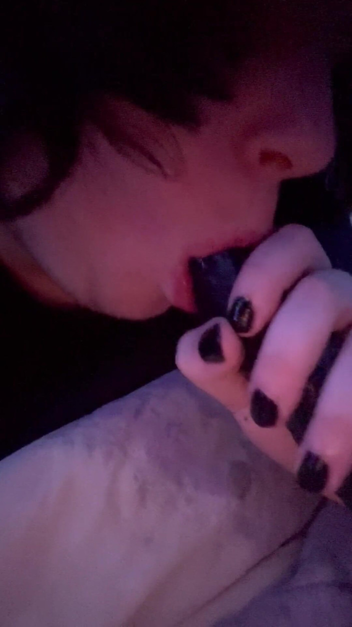 Sexualescape69: Succhio il mio dildo facendolo bello e bagnato