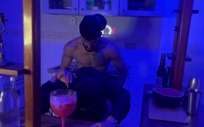 Hisak Fit: Camarero se folla al cliente en el club