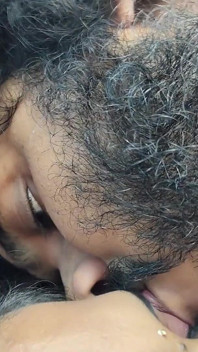 Romanticismo caldo con blocco delle labbra in abito moderno ragazza sexy aspetto caldo
