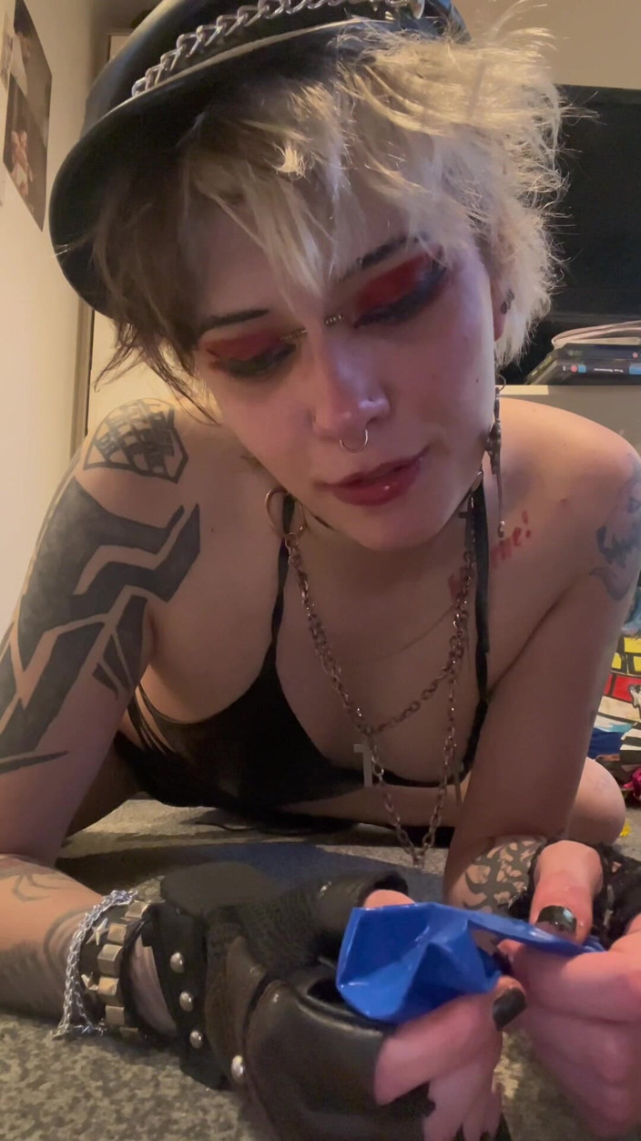 Glitterqueen1999: Your Goth GF Indulges Your Balloon Fetish One More Time