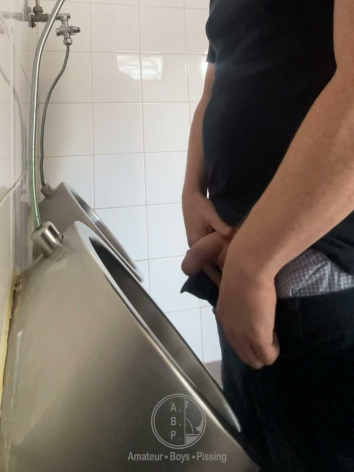 AmateurBoysPissing: Avistamiento En Un Chico Pelirrojo En Un Urinario Público