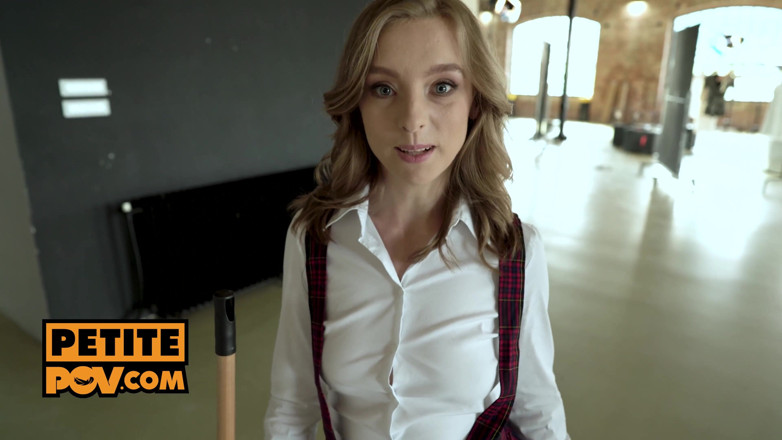 Petite POV: Pequena faminta russa Lily Ray adora trair