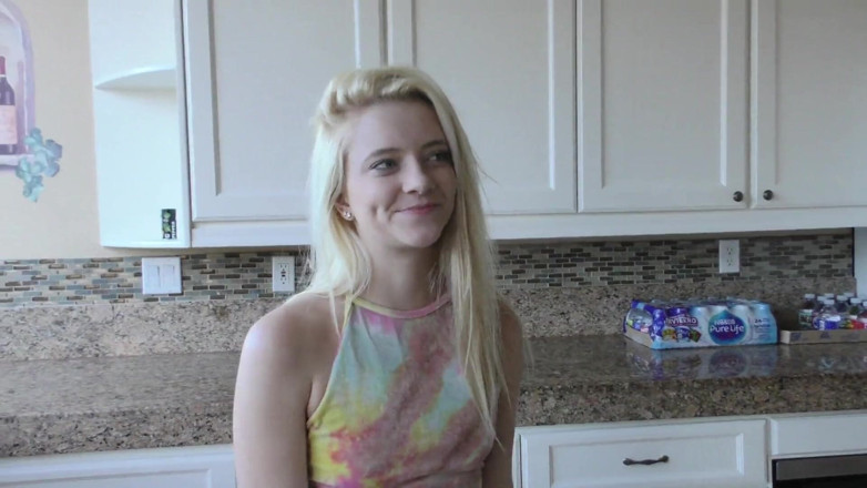 Perv Milfs n Teens: Riley Star se pone encima de la polla de sus...