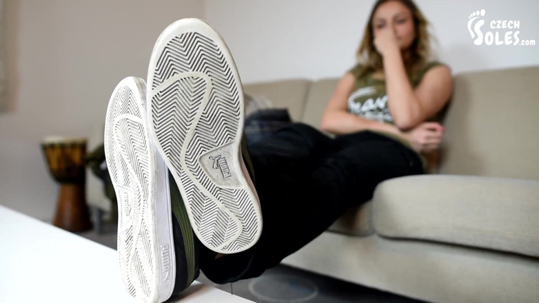 Czech Soles - foot fetish content: ミーガンの信じられないほど臭い足と靴下