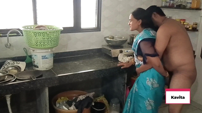 Kavita _zawazawi: Indiancă desi Kavita Servitoare futută cu proprietarul casei Tatya în bucătărie,...