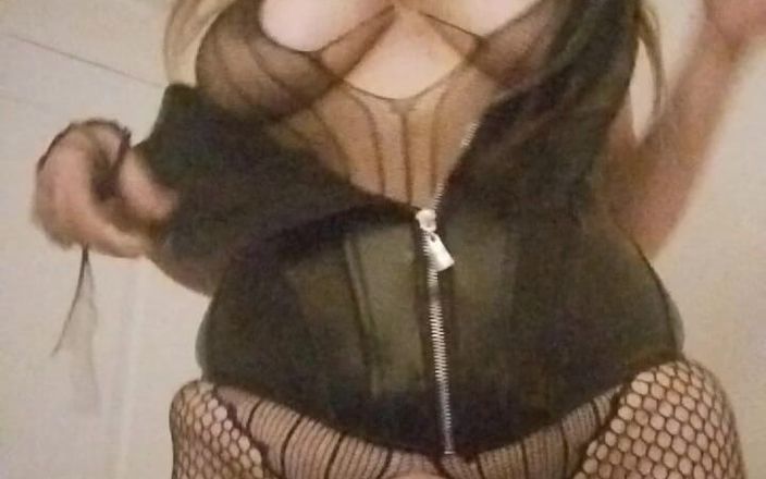 Rashida: Cewek nakal dengan kostum body suit lagi asik joget