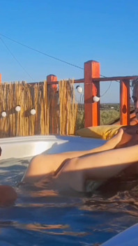 Moglie matura bionda amatoriale gode di piacere nudo nella vasca idromassaggio