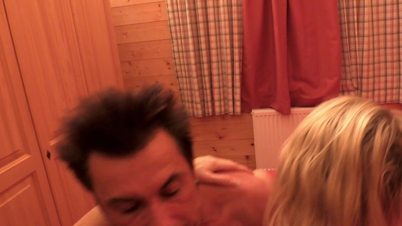Monde Francais: Jest wielką cycatą blond mamuśką z Francji, która lubi jeździć...