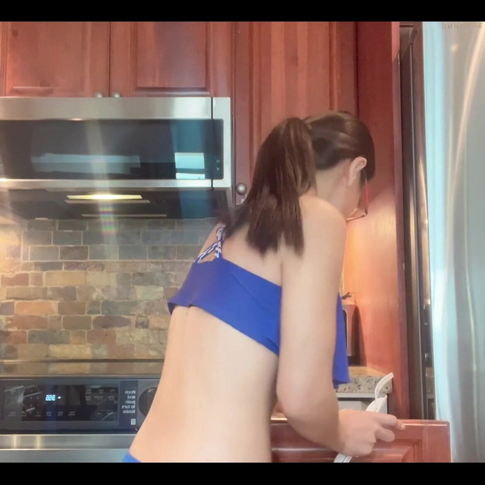 sweethanajapanese: Sexy zadek v kuchyni