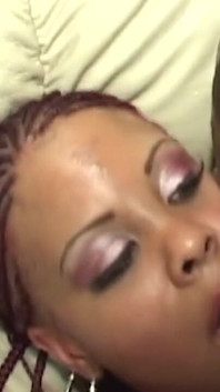 Une MILF noire rouge tressée chevauche et reçoit un facial