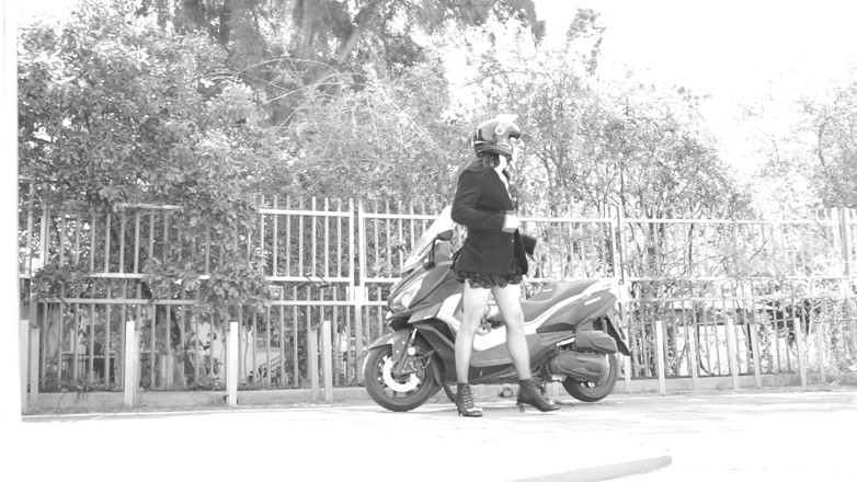 Voyager: 乗車中にスカートがめくれ上がり、小さなペニスが露わになります