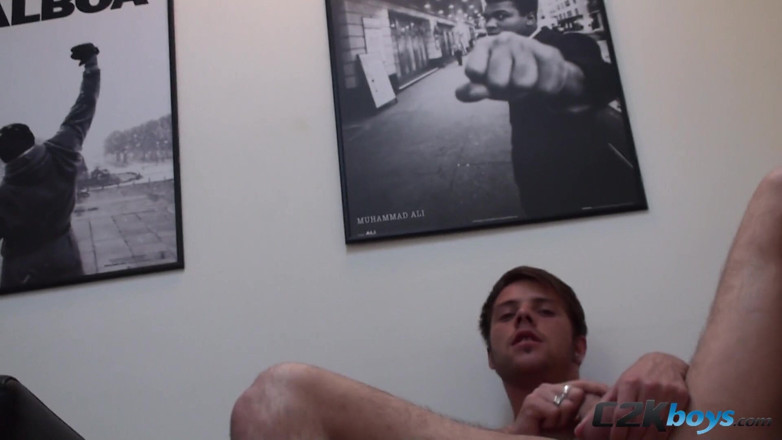 C2K Boys: Thomas Dyk se masturbe et vide le sperme de sa...