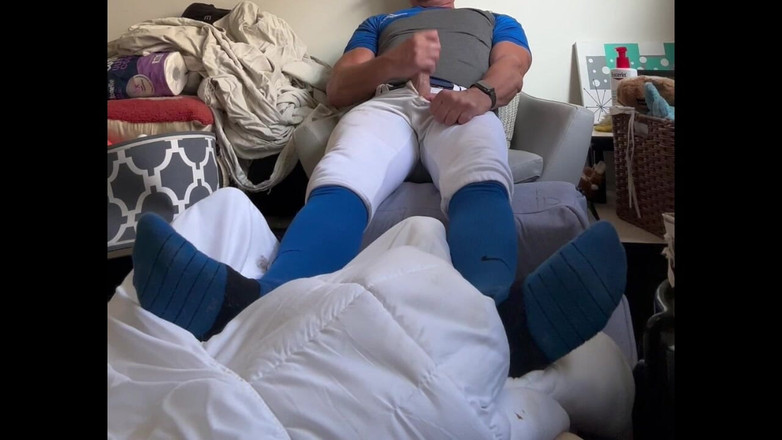 JockDad87: Alfa beyzbol oyuncusu Jockdad87, sporcusunu mavi ekipmanına sıkıyor.