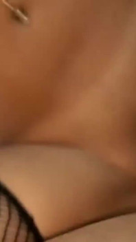 Awek si rambut coklat yang hebat dengan buah dada besar dikongkek dari belakang