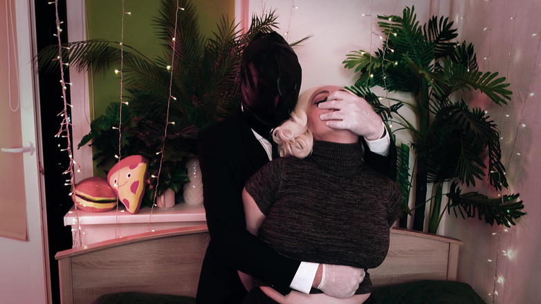 Arya Grander: Держать рот и рвет одежду Arya Grander