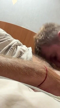 Succhiarsi a vicenda con il patrigno e sborra in bocca in hotel