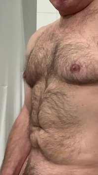 à moitié nue sur le lit - orgasme intense