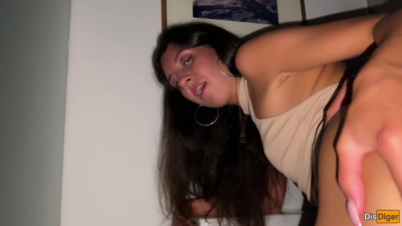 Dis Diger: สาวเงี่ยนยอมเย็ดในห้องน้ําไนท์คลับ