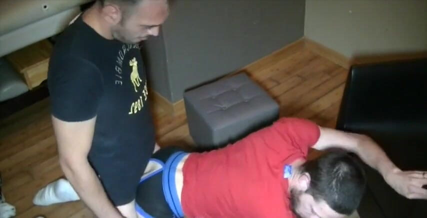 Crunch French bareback porn: 这是Kylian一个很好的bithc，和我的双性恋朋友，我们操他bbk，嗅我的偷拍脚和内射2次他的小穴