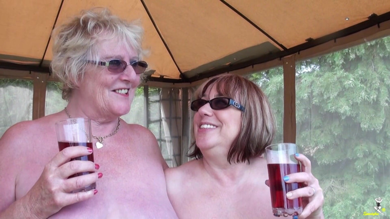 Dirty Doctors Clips: Playing in the pool
