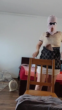 Sexy ehefrau mit behaarter tanzt nackt.