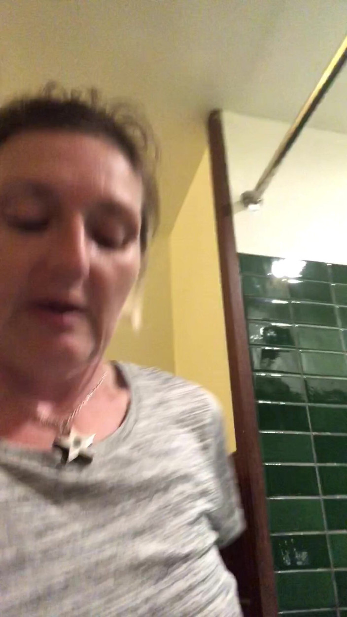 Pissing Paradise: Téměř byla chycena cizincem