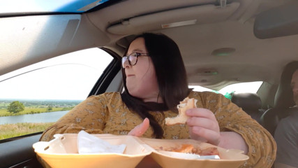 SSBBWLadyBrads: Makan makanan dalam kereta dengan kawan