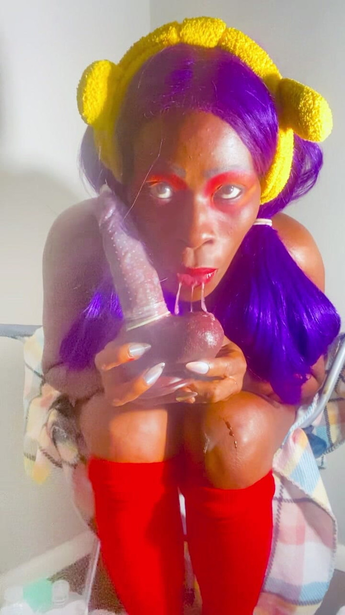 Perswayzion Xstacy: Winnie de poesje graven in dat poesje