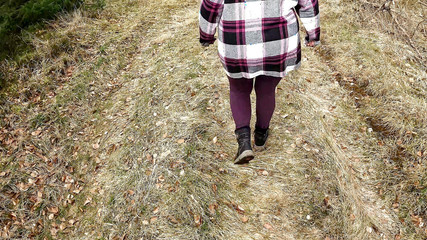 Bouncy Tits Action: Slår hennes bröst röda i skogen