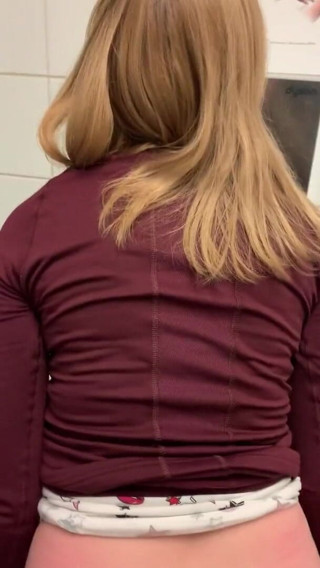 SugarNadya: Sesso spontaneo all'aeroporto del maestro di depilazione.