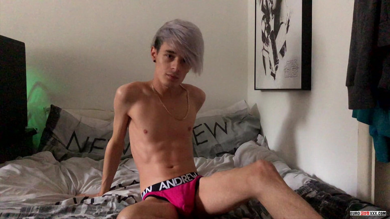 Euro boy xxx: 그의 풀 볼을 비우다