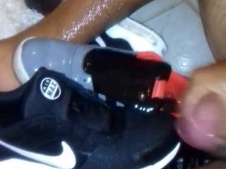 Sneakers fetish Brazil: Fotto le mie scarpe da ginnastica nella doccia