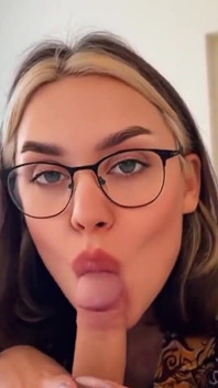 Gorąca brunetka pokazuje, jak ssie kutasa i dostaje spust na twarz