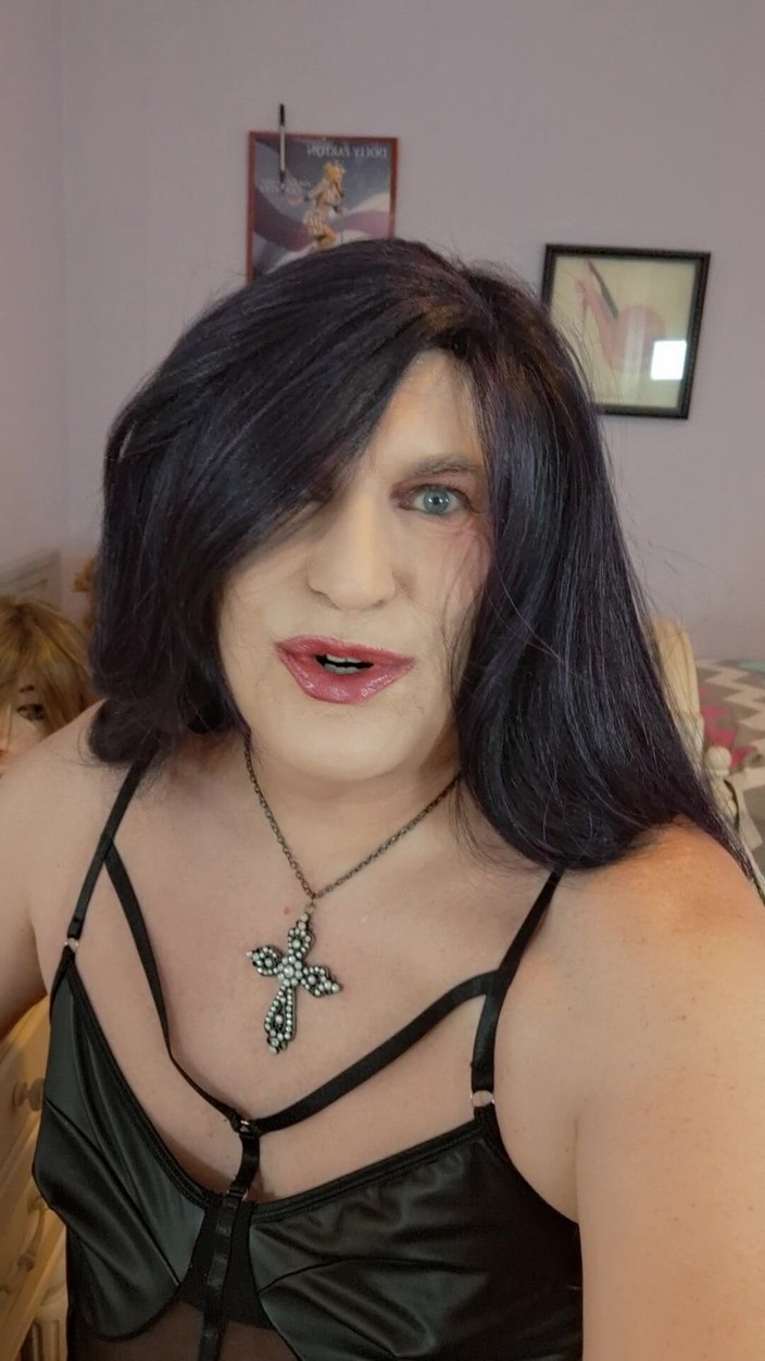 Victoria Lecherri: Vamos abrir nossas pernas como mulheres e lamber umas as...