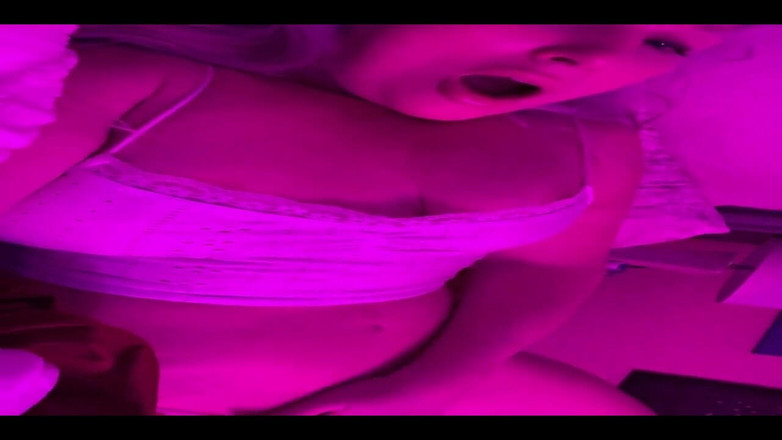 PaintedRose: ¿De quién es este coño? Es mío pero ¿puedo compartirlo contigo...